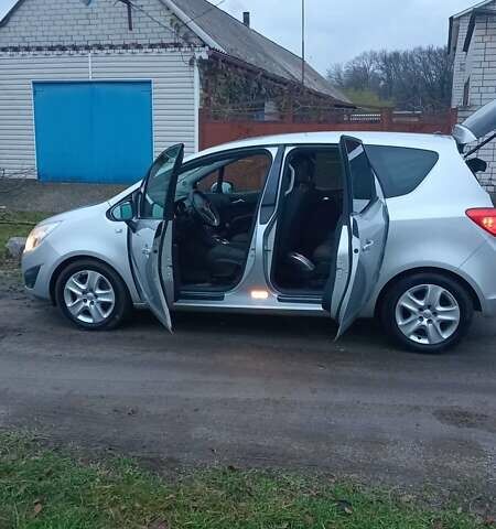 Серый Опель Мерива, объемом двигателя 1.7 л и пробегом 135 тыс. км за 7500 $, фото 5 на Automoto.ua