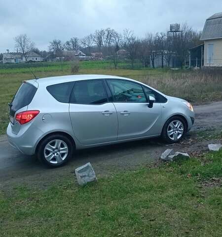 Серый Опель Мерива, объемом двигателя 1.7 л и пробегом 135 тыс. км за 7500 $, фото 1 на Automoto.ua