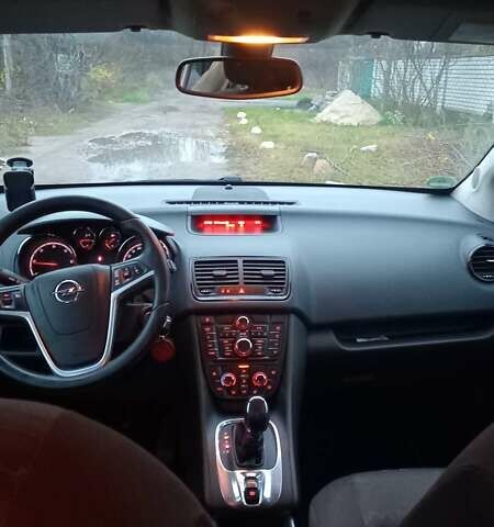 Серый Опель Мерива, объемом двигателя 1.7 л и пробегом 135 тыс. км за 7500 $, фото 4 на Automoto.ua