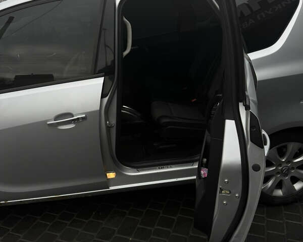 Серый Опель Мерива, объемом двигателя 1.25 л и пробегом 360 тыс. км за 4800 $, фото 7 на Automoto.ua