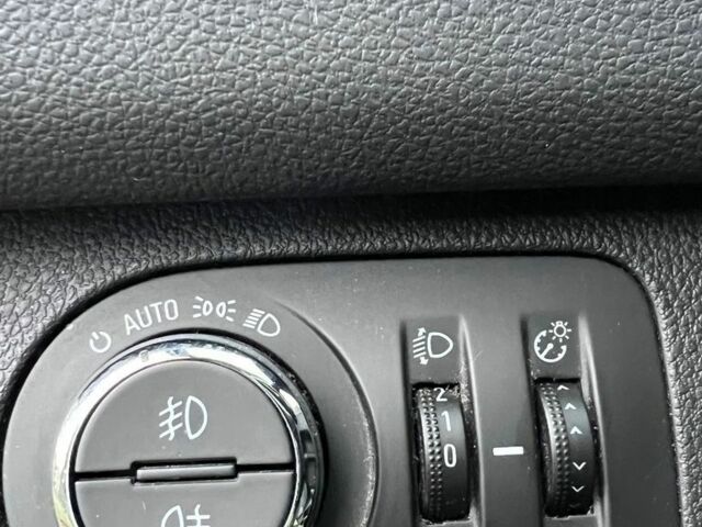 Серый Опель Мерива, объемом двигателя 1.6 л и пробегом 160 тыс. км за 8000 $, фото 17 на Automoto.ua