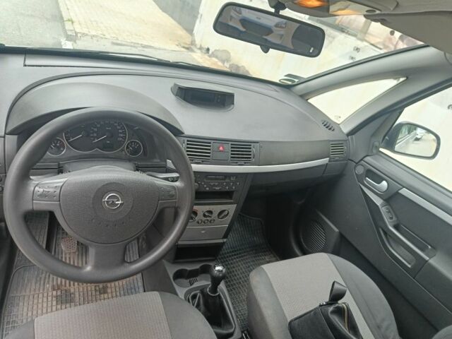 Серый Опель Мерива, объемом двигателя 1.6 л и пробегом 195 тыс. км за 3599 $, фото 5 на Automoto.ua