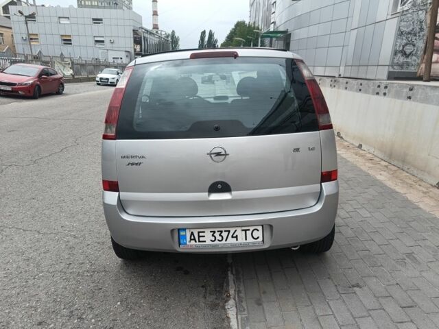 Серый Опель Мерива, объемом двигателя 1.6 л и пробегом 195 тыс. км за 3599 $, фото 3 на Automoto.ua