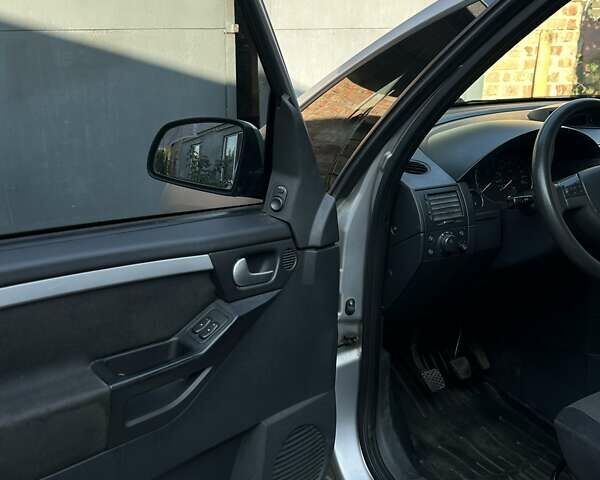 Серый Опель Мерива, объемом двигателя 1.7 л и пробегом 250 тыс. км за 3600 $, фото 4 на Automoto.ua