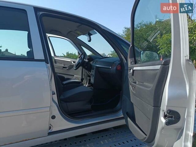 Серый Опель Мерива, объемом двигателя 1.6 л и пробегом 214 тыс. км за 3798 $, фото 5 на Automoto.ua