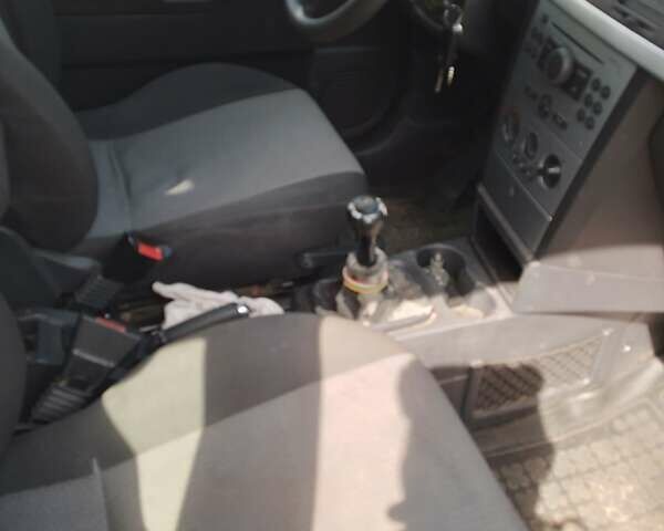 Серый Опель Мерива, объемом двигателя 1.6 л и пробегом 180 тыс. км за 3500 $, фото 5 на Automoto.ua