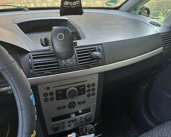 Серый Опель Мерива, объемом двигателя 1.6 л и пробегом 260 тыс. км за 4500 $, фото 4 на Automoto.ua