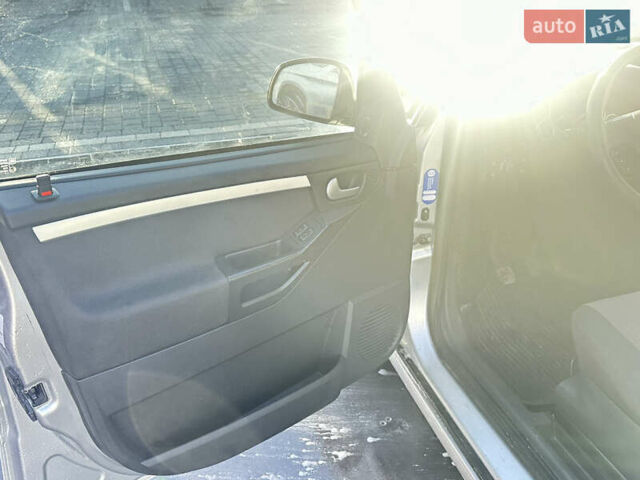 Сірий Опель Меріва, об'ємом двигуна 1.6 л та пробігом 107 тис. км за 4700 $, фото 45 на Automoto.ua