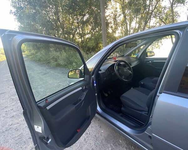 Серый Опель Мерива, объемом двигателя 1.6 л и пробегом 212 тыс. км за 5000 $, фото 3 на Automoto.ua