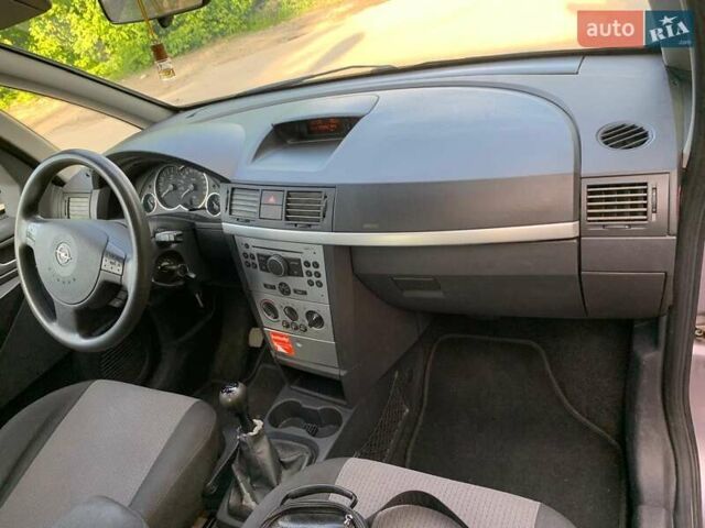 Серый Опель Мерива, объемом двигателя 1.36 л и пробегом 164 тыс. км за 4250 $, фото 4 на Automoto.ua