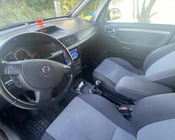 Серый Опель Мерива, объемом двигателя 1.6 л и пробегом 212 тыс. км за 5000 $, фото 5 на Automoto.ua