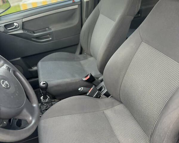 Серый Опель Мерива, объемом двигателя 1.6 л и пробегом 222 тыс. км за 3800 $, фото 11 на Automoto.ua