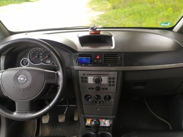 Серый Опель Мерива, объемом двигателя 1.2 л и пробегом 270 тыс. км за 3300 $, фото 3 на Automoto.ua