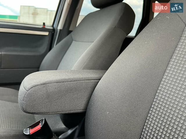 Серый Опель Мерива, объемом двигателя 1.4 л и пробегом 158 тыс. км за 4599 $, фото 25 на Automoto.ua