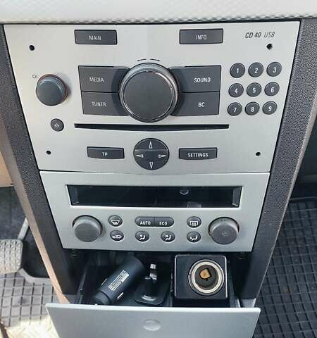 Сірий Опель Меріва, об'ємом двигуна 1.6 л та пробігом 75 тис. км за 6500 $, фото 17 на Automoto.ua