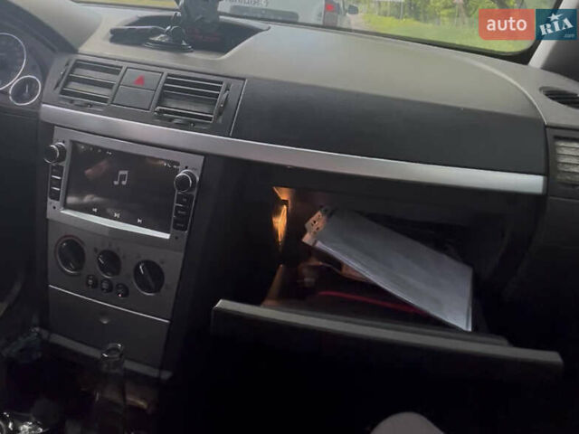 Синий Опель Мерива, объемом двигателя 1.36 л и пробегом 567 тыс. км за 2800 $, фото 2 на Automoto.ua