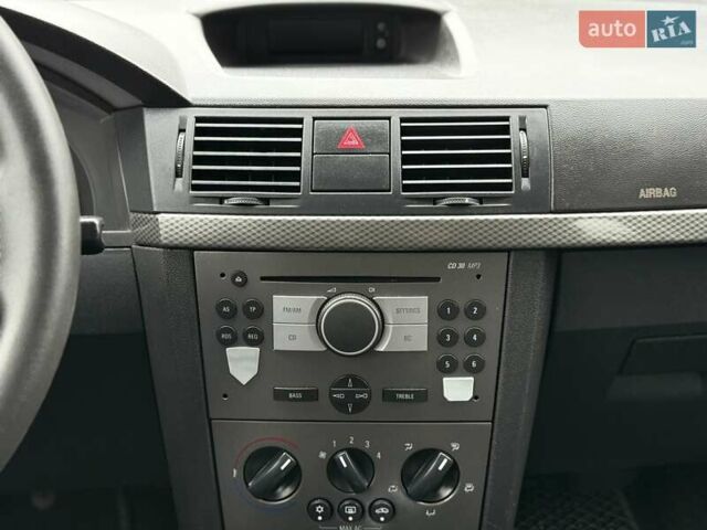 Синий Опель Мерива, объемом двигателя 1.6 л и пробегом 142 тыс. км за 3950 $, фото 71 на Automoto.ua