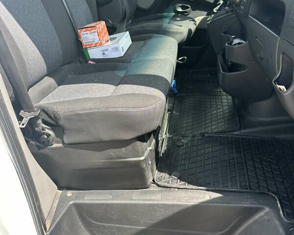 Білий Опель Movano, об'ємом двигуна 2.3 л та пробігом 315 тис. км за 9600 $, фото 3 на Automoto.ua