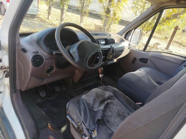 Белый Опель Movano, объемом двигателя 0 л и пробегом 350 тыс. км за 2500 $, фото 4 на Automoto.ua