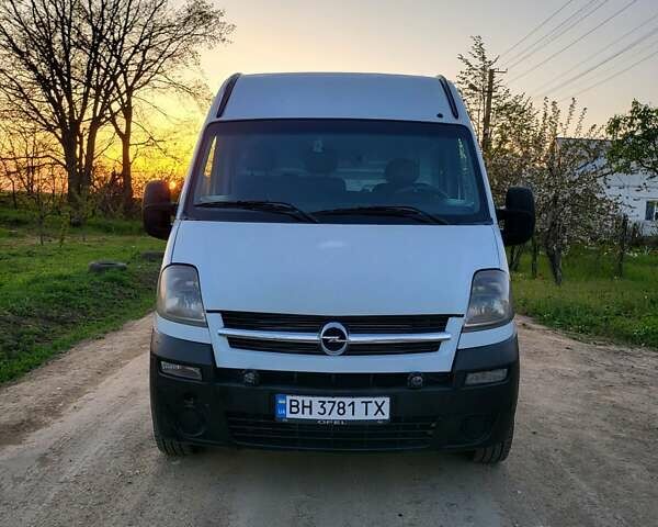 Белый Опель Movano, объемом двигателя 2.5 л и пробегом 250 тыс. км за 4999 $, фото 1 на Automoto.ua