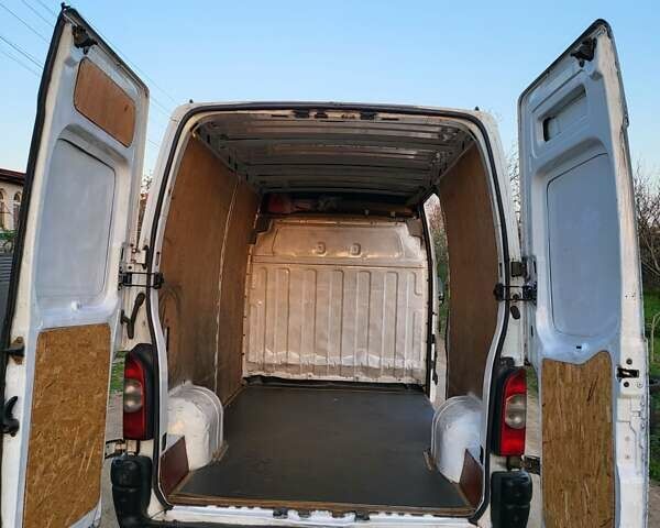 Белый Опель Movano, объемом двигателя 2.5 л и пробегом 250 тыс. км за 4999 $, фото 4 на Automoto.ua