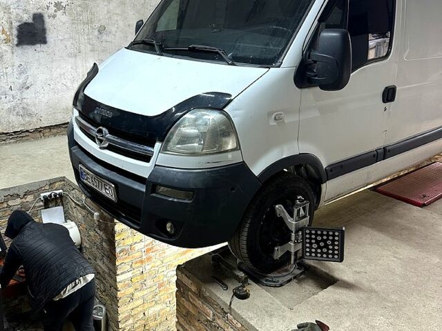 Белый Опель Movano, объемом двигателя 2.2 л и пробегом 300 тыс. км за 4800 $, фото 1 на Automoto.ua