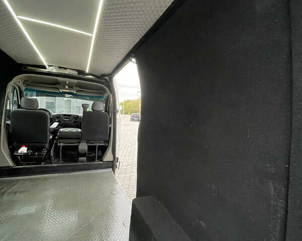 Белый Опель Movano, объемом двигателя 2.3 л и пробегом 530 тыс. км за 9900 $, фото 14 на Automoto.ua