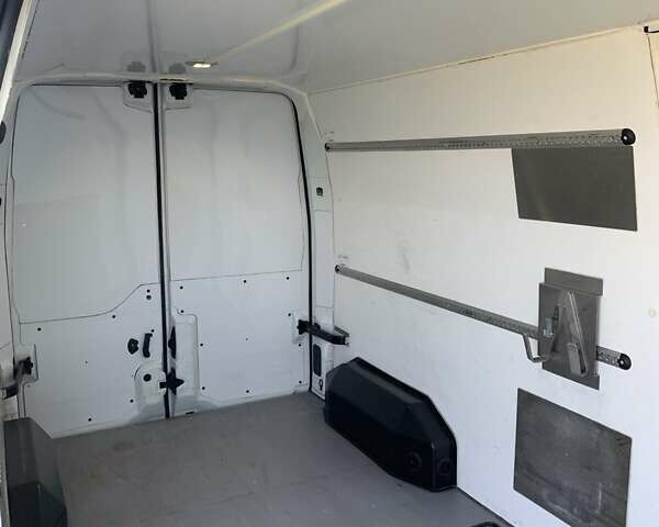 Белый Опель Movano, объемом двигателя 2.3 л и пробегом 400 тыс. км за 12800 $, фото 2 на Automoto.ua