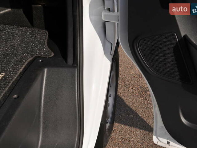 Белый Опель Movano, объемом двигателя 2.3 л и пробегом 301 тыс. км за 18500 $, фото 44 на Automoto.ua