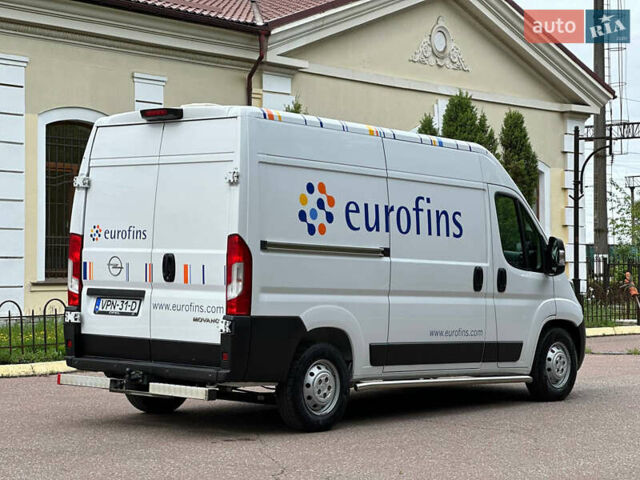 Белый Опель Movano, объемом двигателя 2.2 л и пробегом 263 тыс. км за 17600 $, фото 2 на Automoto.ua