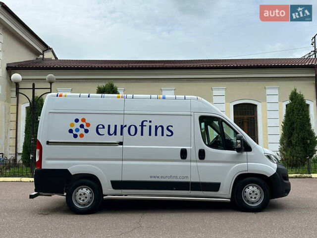 Белый Опель Movano, объемом двигателя 2.2 л и пробегом 263 тыс. км за 17600 $, фото 1 на Automoto.ua