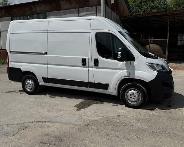 Білий Опель Movano, об'ємом двигуна 2.2 л та пробігом 12 тис. км за 25700 $, фото 2 на Automoto.ua