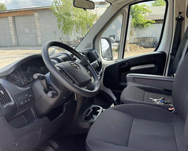 Білий Опель Movano, об'ємом двигуна 2.2 л та пробігом 12 тис. км за 25700 $, фото 5 на Automoto.ua