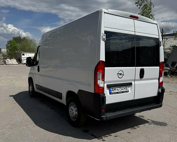 Білий Опель Movano, об'ємом двигуна 2.2 л та пробігом 12 тис. км за 26300 $, фото 4 на Automoto.ua
