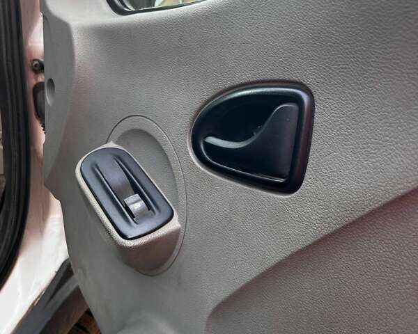 Белый Опель Movano, объемом двигателя 2.5 л и пробегом 372 тыс. км за 6700 $, фото 3 на Automoto.ua