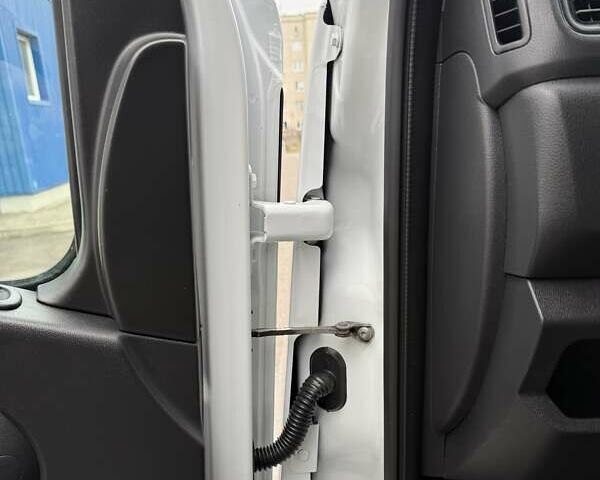 Белый Опель Movano, объемом двигателя 2.3 л и пробегом 314 тыс. км за 18500 $, фото 44 на Automoto.ua