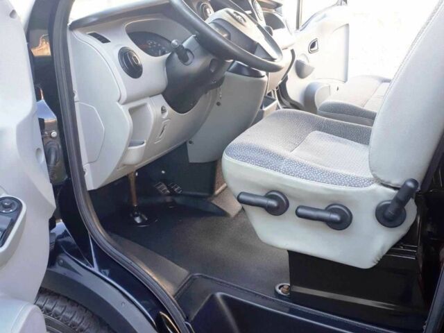 Черный Опель Movano, объемом двигателя 2.5 л и пробегом 315 тыс. км за 7900 $, фото 15 на Automoto.ua