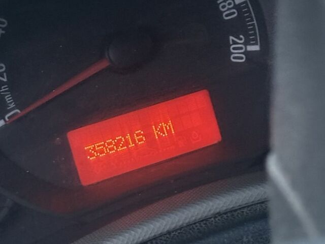 Красный Опель Movano, объемом двигателя 2.3 л и пробегом 358 тыс. км за 11000 $, фото 5 на Automoto.ua