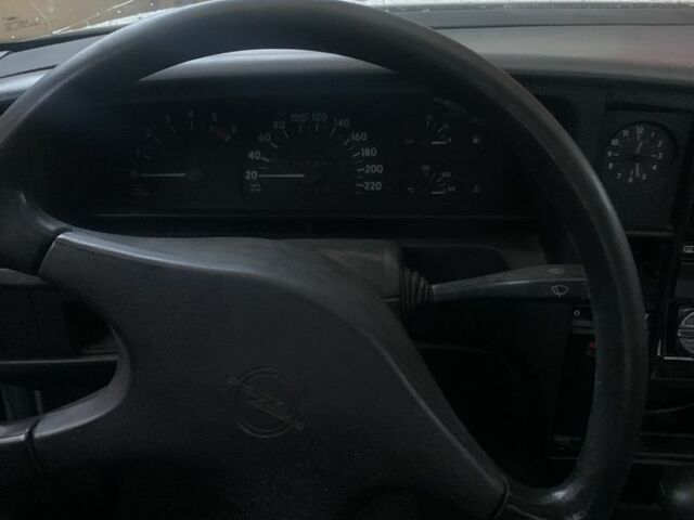 Білий Опель Омега, об'ємом двигуна 2.3 л та пробігом 3 тис. км за 2000 $, фото 5 на Automoto.ua