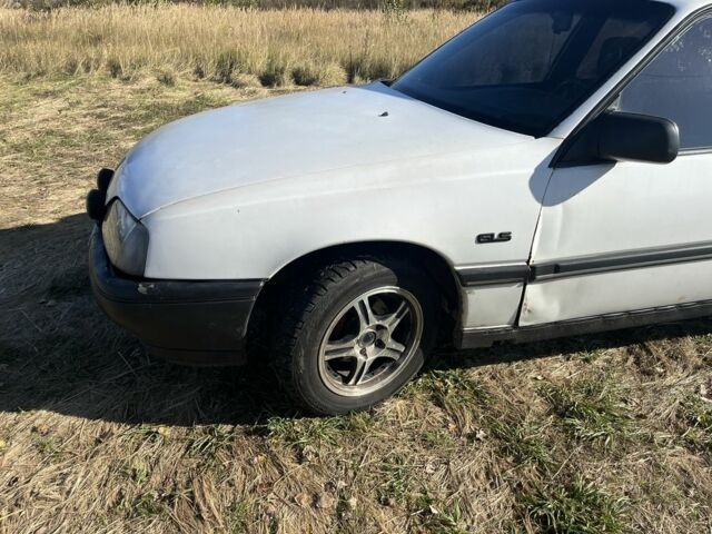 Белый Опель Омега, объемом двигателя 2 л и пробегом 250 тыс. км за 800 $, фото 1 на Automoto.ua