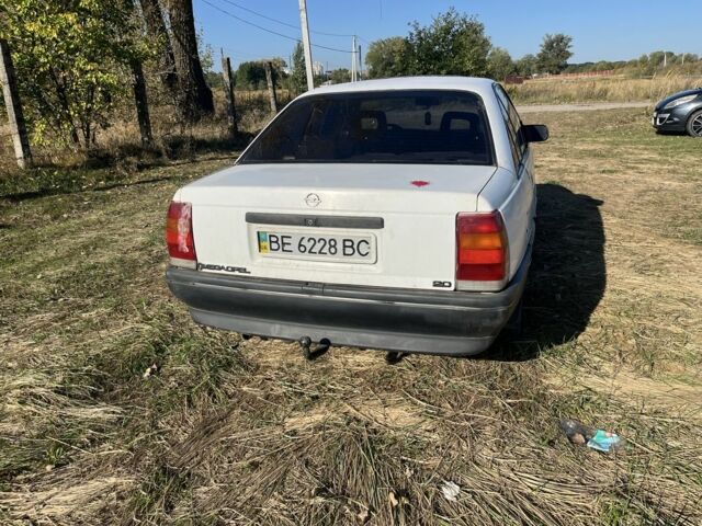 Белый Опель Омега, объемом двигателя 2 л и пробегом 250 тыс. км за 800 $, фото 4 на Automoto.ua