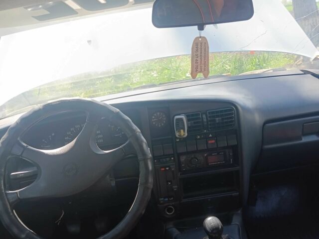 Білий Опель Омега, об'ємом двигуна 1.8 л та пробігом 1000 тис. км за 1000 $, фото 7 на Automoto.ua