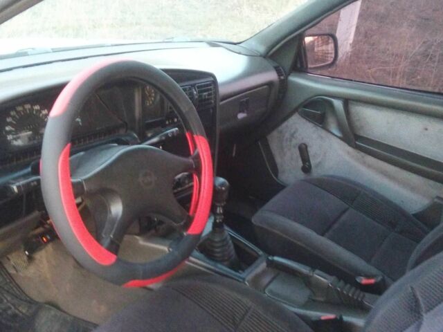 Белый Опель Омега, объемом двигателя 0 л и пробегом 160 тыс. км за 1100 $, фото 6 на Automoto.ua