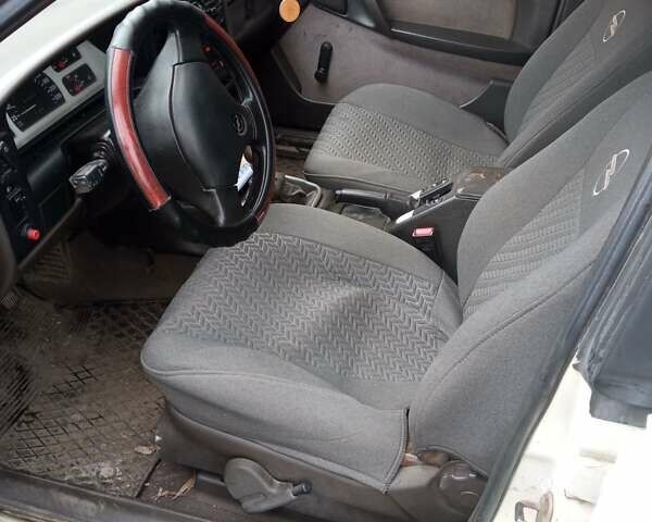 Белый Опель Омега, объемом двигателя 2 л и пробегом 400 тыс. км за 950 $, фото 5 на Automoto.ua