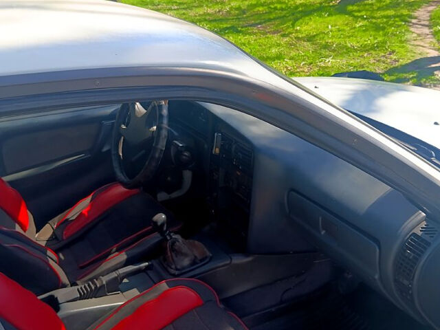 Белый Опель Омега, объемом двигателя 1.8 л и пробегом 0 тыс. км за 1000 $, фото 4 на Automoto.ua