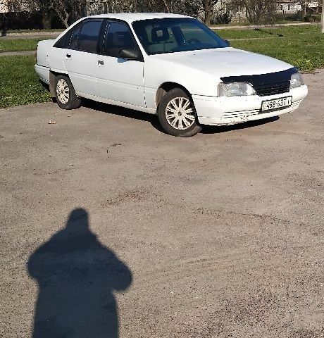 Белый Опель Омега, объемом двигателя 2 л и пробегом 300 тыс. км за 1200 $, фото 6 на Automoto.ua