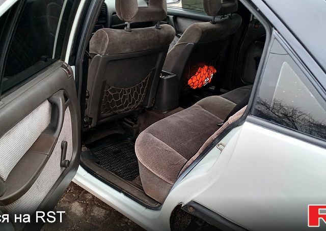 Белый Опель Омега, объемом двигателя 2 л и пробегом 300 тыс. км за 1400 $, фото 5 на Automoto.ua