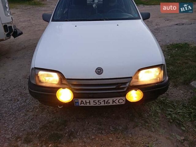 Белый Опель Омега, объемом двигателя 2 л и пробегом 311 тыс. км за 550 $, фото 12 на Automoto.ua