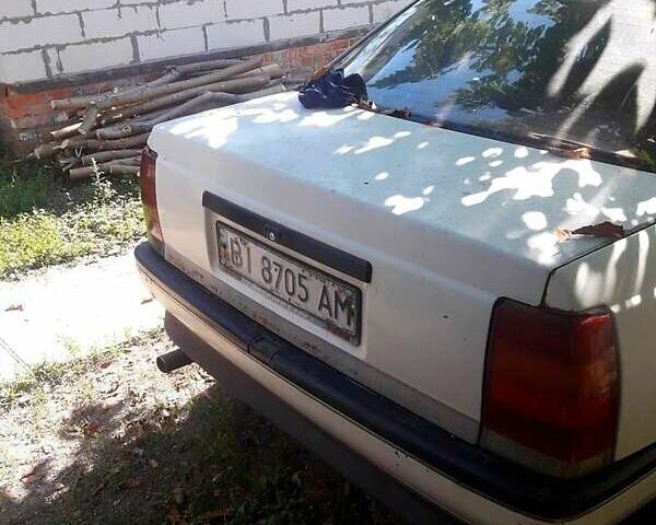 Белый Опель Омега, объемом двигателя 1.8 л и пробегом 400 тыс. км за 1300 $, фото 4 на Automoto.ua