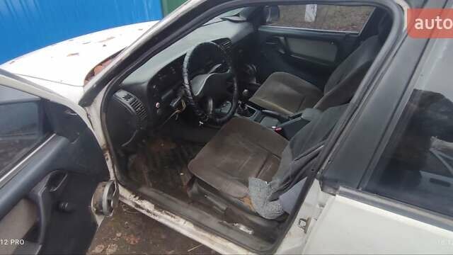 Белый Опель Омега, объемом двигателя 1.8 л и пробегом 300 тыс. км за 1250 $, фото 6 на Automoto.ua